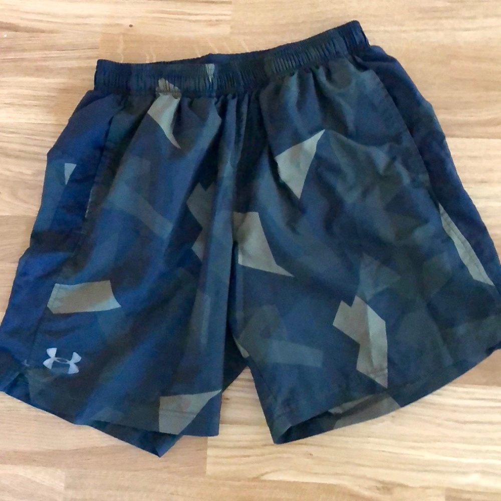 🎀Under Armour Camo Longer Shorts Size Small